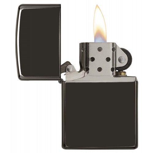 Zippo Ebony allumé - briquet tempête noir sans logo