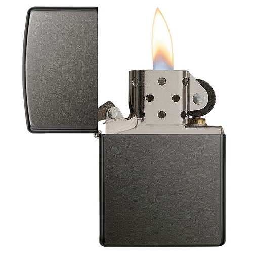 Zippo Grey Dusk allumé