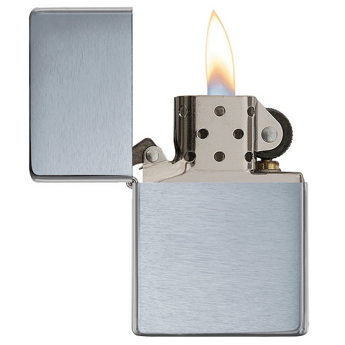 Briquet tempête Zippo allumé High Polish Chrome